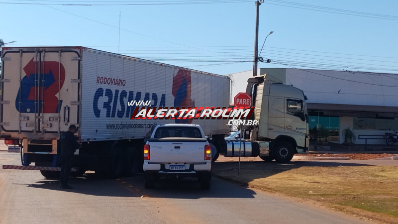 Caminhonete e carreta colidem no Centro de Rolim de Moura Caminhonete e carreta colidem no Centro de Rolim de Moura