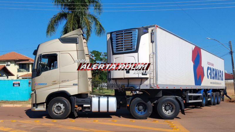 Caminhonete e carreta colidem no Centro de Rolim de Moura Caminhonete e carreta colidem no Centro de Rolim de Moura