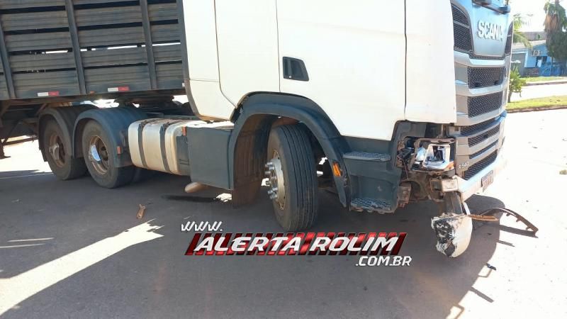 Caminhonete e carreta se envolvem em colisão lateral em Rolim de Moura Caminhonete e carreta se envolvem em colisão lateral em Rolim de Moura
