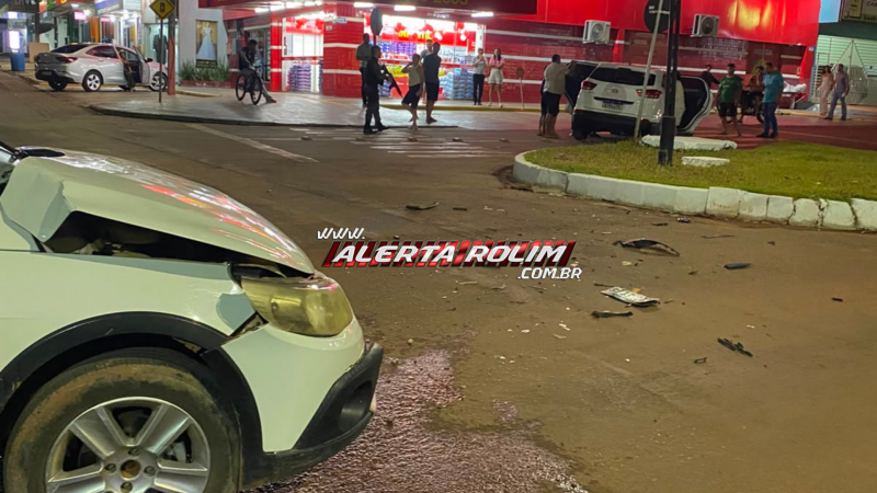 Colisão entre dois carros é registrada no Centro de Rolim de Moura Colisão entre dois carros é registrada no Centro de Rolim de Moura
