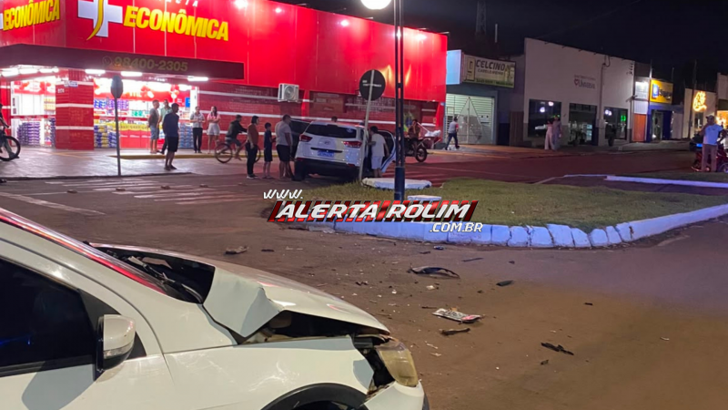 Colisão entre dois carros é registrada no Centro de Rolim de Moura Colisão entre dois carros é registrada no Centro de Rolim de Moura