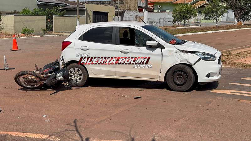 Motociclista fica ferida após colisão com carro em cruzamento de Rolim de Moura Motociclista fica ferida após colisão com carro em cruzamento de Rolim de Moura