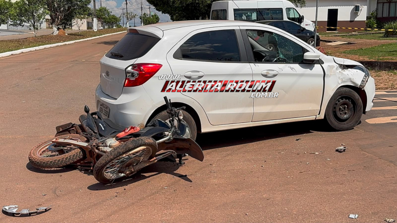Motociclista fica ferida após colisão com carro em cruzamento de Rolim de Moura Motociclista fica ferida após colisão com carro em cruzamento de Rolim de Moura