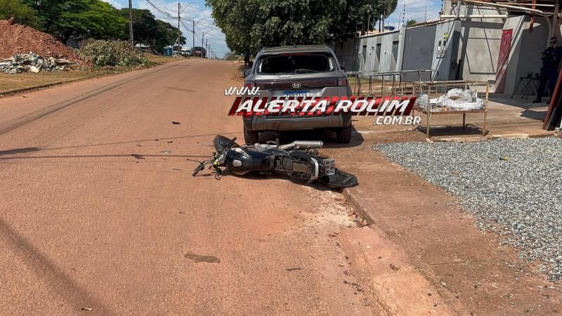 Motociclista fica ferido após colidir na traseira de carro estacionado em Rolim de Moura Motociclista fica ferido após colidir na traseira de carro estacionado em Rolim de Moura