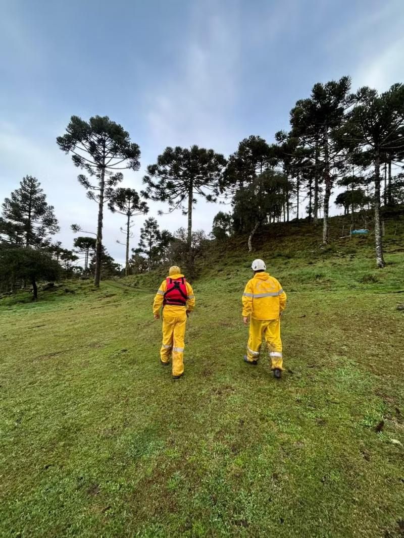 Buscas por helicóptero que desapareceu em SC com cantor Rick seguem com drone térmico Buscas por helicóptero que desapareceu em SC com cantor Rick seguem com drone térmico