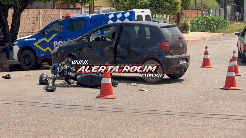 Colisão entre carro e motocicleta deixa motociclista ferido em Rolim de Moura Colisão entre carro e motocicleta deixa motociclista ferido em Rolim de Moura