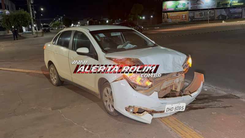 Colisão entre dois carros foi registrada em rotatória de Rolim de Moura Colisão entre dois carros foi registrada em rotatória de Rolim de Moura