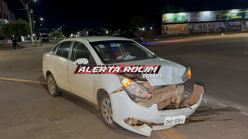 Colisão entre dois carros foi registrada em rotatória de Rolim de Moura Colisão entre dois carros foi registrada em rotatória de Rolim de Moura