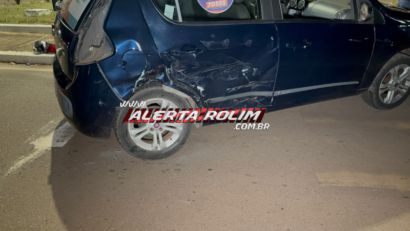 Colisão entre dois carros foi registrada em rotatória de Rolim de Moura Colisão entre dois carros foi registrada em rotatória de Rolim de Moura