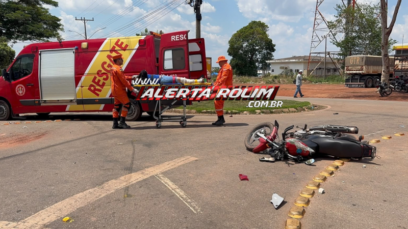 Grave acidente de trânsito em rotatória deixou motociclista com fratura exposta em uma das pernas nesta tarde, em Rolim de Moura; veja o vídeo Grave acidente de trânsito em rotatória deixou motociclista com fratura exposta em uma das pernas nesta tarde, em Rolim de Moura; veja o vídeo