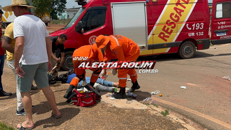 Grave acidente de trânsito em rotatória deixou motociclista com fratura exposta em uma das pernas nesta tarde, em Rolim de Moura; veja o vídeo Grave acidente de trânsito em rotatória deixou motociclista com fratura exposta em uma das pernas nesta tarde, em Rolim de Moura; veja o vídeo