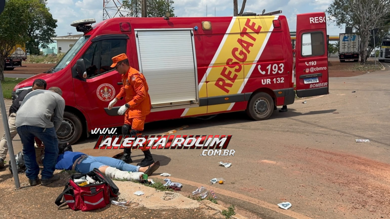 Grave acidente de trânsito em rotatória deixou motociclista com fratura exposta em uma das pernas nesta tarde, em Rolim de Moura; veja o vídeo Grave acidente de trânsito em rotatória deixou motociclista com fratura exposta em uma das pernas nesta tarde, em Rolim de Moura; veja o vídeo