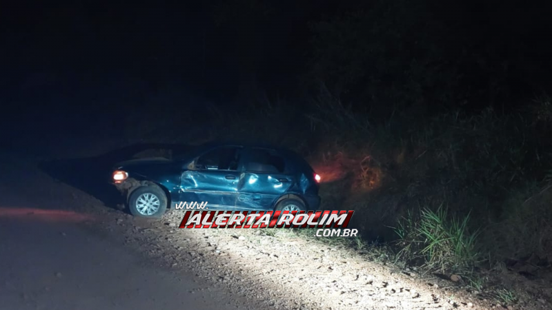 Mulher perde controle de veículo e capota na zona rural de Rolim de Moura; duas pessoas foram socorridas pelos bombeiros Mulher perde controle de veículo e capota na zona rural de Rolim de Moura; duas pessoas foram socorridas pelos bombeiros