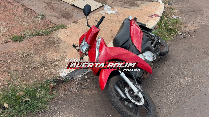 Passageira de moto sofreu fratura em uma das pernas após ser atingida por carro nesta tarde, em Rolim de Moura Passageira de moto sofreu fratura em uma das pernas após ser atingida por carro nesta tarde, em Rolim de Moura