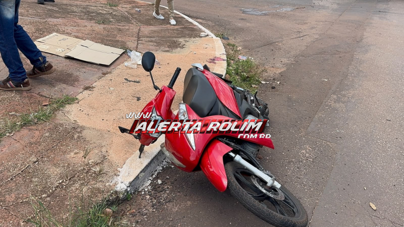 Passageira de moto sofreu fratura em uma das pernas após ser atingida por carro nesta tarde, em Rolim de Moura Passageira de moto sofreu fratura em uma das pernas após ser atingida por carro nesta tarde, em Rolim de Moura