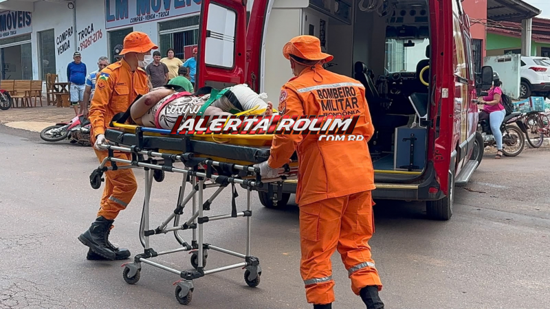 Passageira de moto sofreu fratura em uma das pernas após ser atingida por carro nesta tarde, em Rolim de Moura Passageira de moto sofreu fratura em uma das pernas após ser atingida por carro nesta tarde, em Rolim de Moura