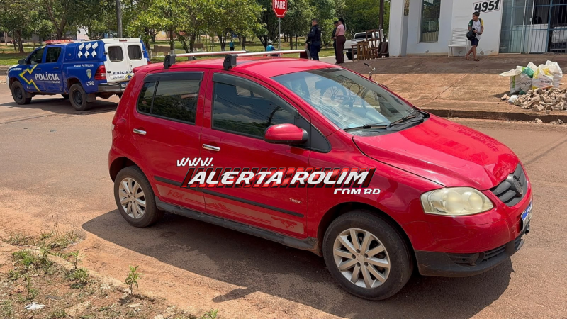 Passageira de moto sofreu fratura em uma das pernas após ser atingida por carro nesta tarde, em Rolim de Moura Passageira de moto sofreu fratura em uma das pernas após ser atingida por carro nesta tarde, em Rolim de Moura