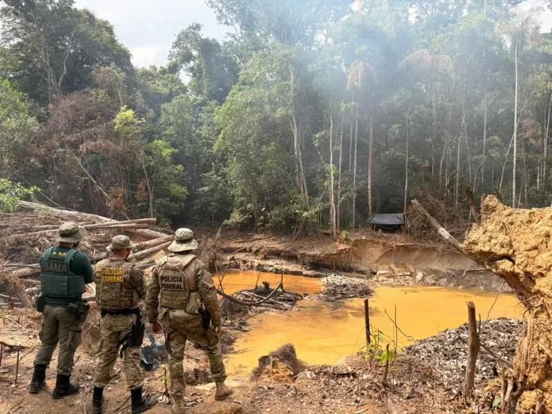 PF e Ibama destroem equipamentos de garimpo ilegal em terras indígenas de RO PF e Ibama destroem equipamentos de garimpo ilegal em terras indígenas de RO