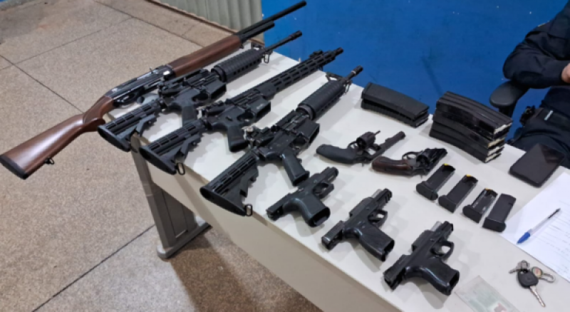 PM apreende fuzis, pistolas e mais de 600 munições em Vilhena; motorista fugiu PM apreende fuzis, pistolas e mais de 600 munições em Vilhena; motorista fugiu