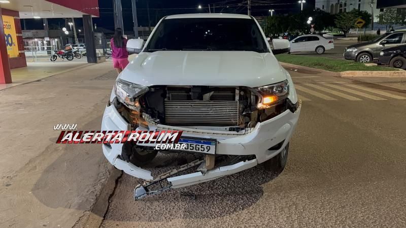 Acidente de trânsito em rotatória deixou duas pessoas feridas na noite de sexta-feira, em Rolim de Moura Acidente de trânsito em rotatória deixou duas pessoas feridas na noite de sexta-feira, em Rolim de Moura