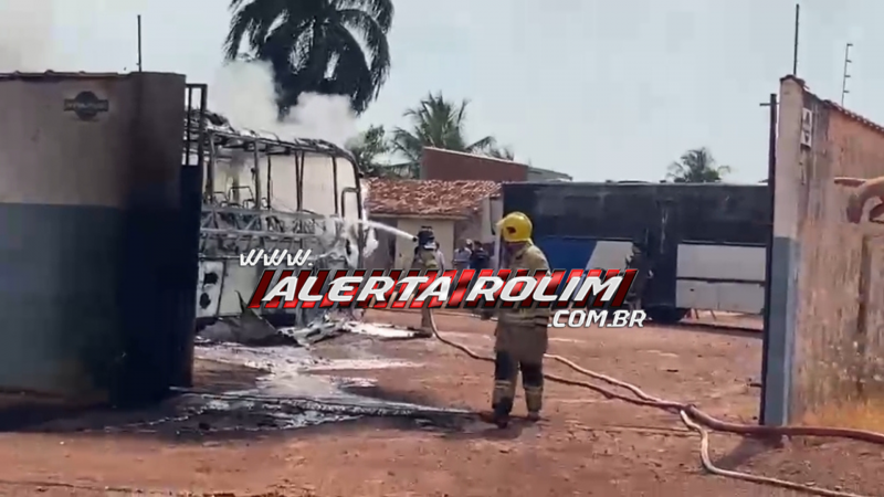 ATUALIZADA - Incêndio de grandes proporções é registrado na garagem de ônibus do Frigorífico Minerva Food, em Rolim de Moura; novas imagens ATUALIZADA - Incêndio de grandes proporções é registrado na garagem de ônibus do Frigorífico Minerva Food, em Rolim de Moura; novas imagens