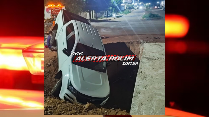 Caminhonete cai em vala aberta e sem sinalização em cruzamento de Rolim de Moura Caminhonete cai em vala aberta e sem sinalização em cruzamento de Rolim de Moura