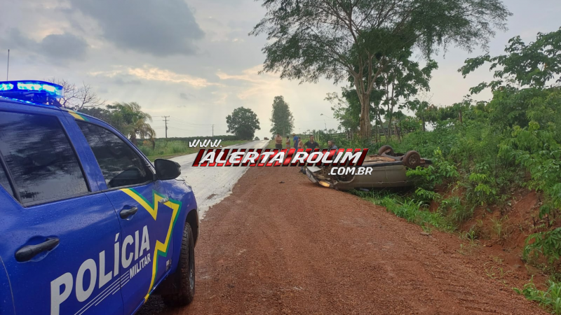 Carro capota na RO-010, próximo à Linha 176, em Rolim de Moura; ocupantes saem ilesos Carro capota na RO-010, próximo à Linha 176, em Rolim de Moura; ocupantes saem ilesos