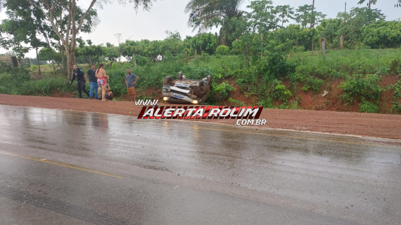 Carro capota na RO-010, próximo à Linha 176, em Rolim de Moura; ocupantes saem ilesos Carro capota na RO-010, próximo à Linha 176, em Rolim de Moura; ocupantes saem ilesos