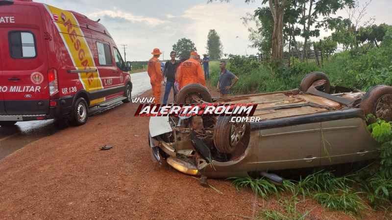 Carro capota na RO-010, próximo à Linha 176, em Rolim de Moura; ocupantes saem ilesos Carro capota na RO-010, próximo à Linha 176, em Rolim de Moura; ocupantes saem ilesos