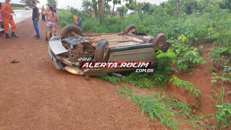 Carro capota na RO-010, próximo à Linha 176, em Rolim de Moura; ocupantes saem ilesos Carro capota na RO-010, próximo à Linha 176, em Rolim de Moura; ocupantes saem ilesos