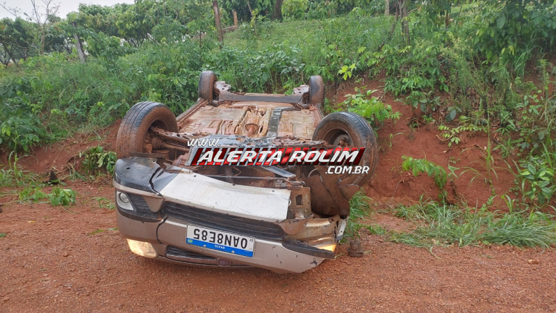 Carro capota na RO-010, próximo à Linha 176, em Rolim de Moura; ocupantes saem ilesos Carro capota na RO-010, próximo à Linha 176, em Rolim de Moura; ocupantes saem ilesos