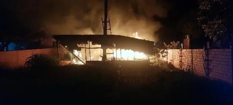 Casa de madeira é destruída por incêndio na Avenida General Osório, em Alto Alegre dos Parecis Casa de madeira é destruída por incêndio na Avenida General Osório, em Alto Alegre dos Parecis