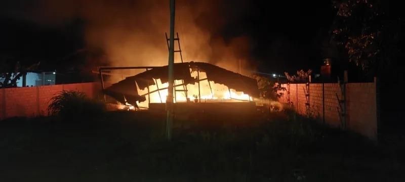 Casa de madeira é destruída por incêndio na Avenida General Osório, em Alto Alegre dos Parecis Casa de madeira é destruída por incêndio na Avenida General Osório, em Alto Alegre dos Parecis