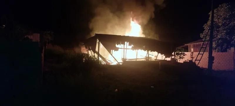 Casa de madeira é destruída por incêndio na Avenida General Osório, em Alto Alegre dos Parecis Casa de madeira é destruída por incêndio na Avenida General Osório, em Alto Alegre dos Parecis