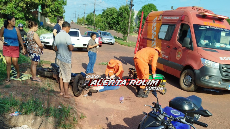 Colisão entre carro e moto deixa mulher ferida, em Rolim de Moura Colisão entre carro e moto deixa mulher ferida, em Rolim de Moura