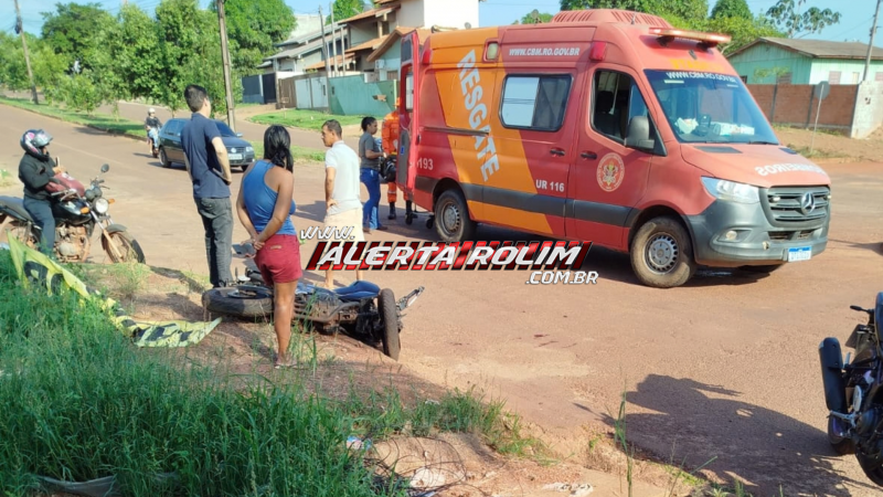 Colisão entre carro e moto deixa mulher ferida, em Rolim de Moura Colisão entre carro e moto deixa mulher ferida, em Rolim de Moura