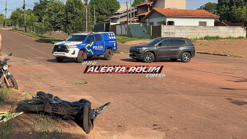 Colisão entre carro e moto deixa mulher ferida, em Rolim de Moura Colisão entre carro e moto deixa mulher ferida, em Rolim de Moura