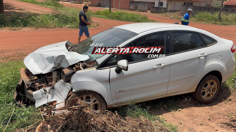 Colisão transversal entre carreta e carro deixa condutora ferida em Rolim de Moura Colisão transversal entre carreta e carro deixa condutora ferida em Rolim de Moura