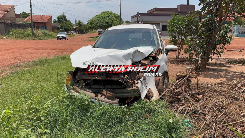 Colisão transversal entre carreta e carro deixa condutora ferida em Rolim de Moura Colisão transversal entre carreta e carro deixa condutora ferida em Rolim de Moura