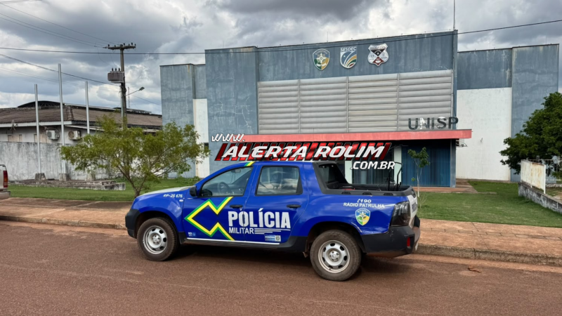 Dois homens são presos com arma de numeração raspada, drogas e objetos suspeitos de furto em Rolim de Moura Dois homens são presos com arma de numeração raspada, drogas e objetos suspeitos de furto em Rolim de Moura