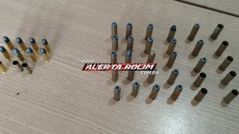 Dois homens são presos com arma de numeração raspada, drogas e objetos suspeitos de furto em Rolim de Moura Dois homens são presos com arma de numeração raspada, drogas e objetos suspeitos de furto em Rolim de Moura