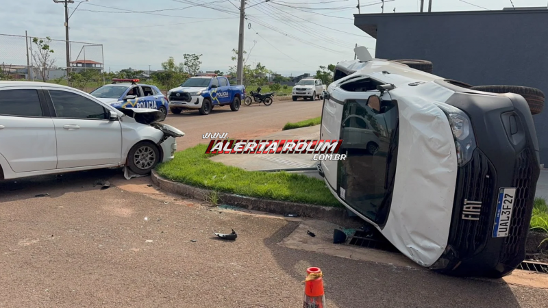 Fiat Strada tomba após acidente com Ford Ka em cruzamento no Loteamento Jequitibá, em Rolim de Moura Fiat Strada tomba após acidente com Ford Ka em cruzamento no Loteamento Jequitibá, em Rolim de Moura