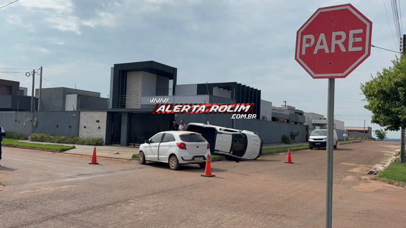 Fiat Strada tomba após acidente com Ford Ka em cruzamento no Loteamento Jequitibá, em Rolim de Moura Fiat Strada tomba após acidente com Ford Ka em cruzamento no Loteamento Jequitibá, em Rolim de Moura