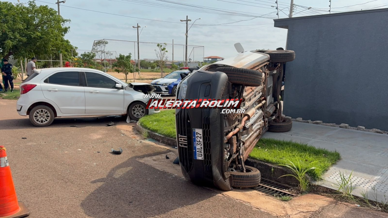 Fiat Strada tomba após acidente com Ford Ka em cruzamento no Loteamento Jequitibá, em Rolim de Moura Fiat Strada tomba após acidente com Ford Ka em cruzamento no Loteamento Jequitibá, em Rolim de Moura