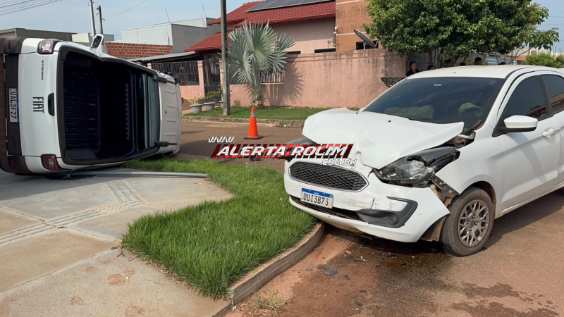 Fiat Strada tomba após acidente com Ford Ka em cruzamento no Loteamento Jequitibá, em Rolim de Moura Fiat Strada tomba após acidente com Ford Ka em cruzamento no Loteamento Jequitibá, em Rolim de Moura