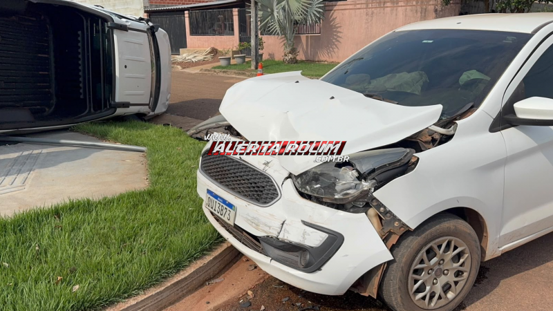 Fiat Strada tomba após acidente com Ford Ka em cruzamento no Loteamento Jequitibá, em Rolim de Moura Fiat Strada tomba após acidente com Ford Ka em cruzamento no Loteamento Jequitibá, em Rolim de Moura