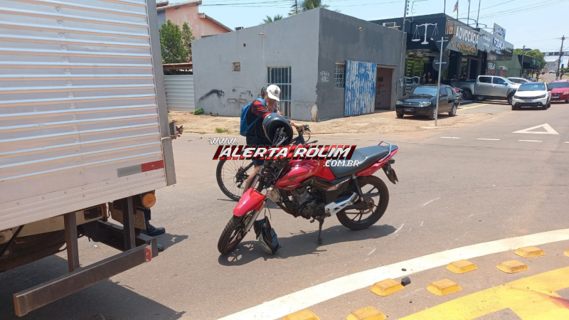Fiat Strada tomba após acidente com Ford Ka em cruzamento no Loteamento Jequitibá, em Rolim de Moura Fiat Strada tomba após acidente com Ford Ka em cruzamento no Loteamento Jequitibá, em Rolim de Moura