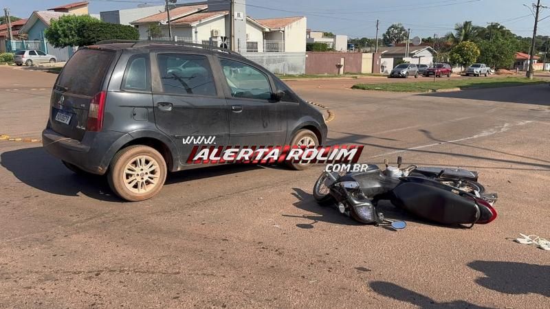 Mulher sofre fratura na perna após colisão entre moto e carro em rotatória no centro de Rolim de Moura Mulher sofre fratura na perna após colisão entre moto e carro em rotatória no centro de Rolim de Moura