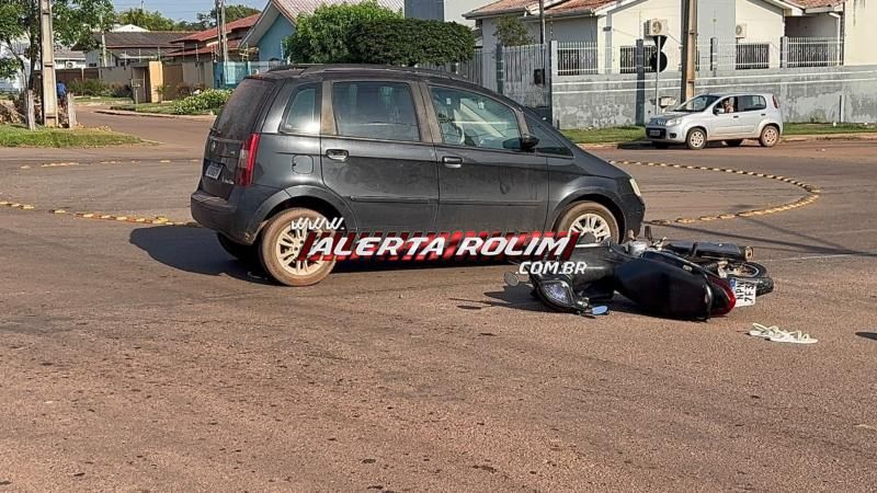 Mulher sofre fratura na perna após colisão entre moto e carro em rotatória no centro de Rolim de Moura Mulher sofre fratura na perna após colisão entre moto e carro em rotatória no centro de Rolim de Moura