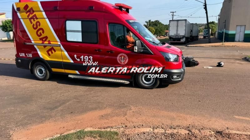 Mulher sofre fratura na perna após colisão entre moto e carro em rotatória no centro de Rolim de Moura Mulher sofre fratura na perna após colisão entre moto e carro em rotatória no centro de Rolim de Moura